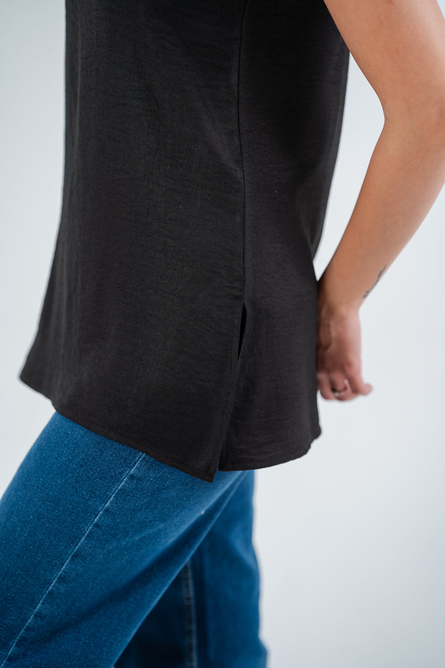 THE BASIC LINEN TOP