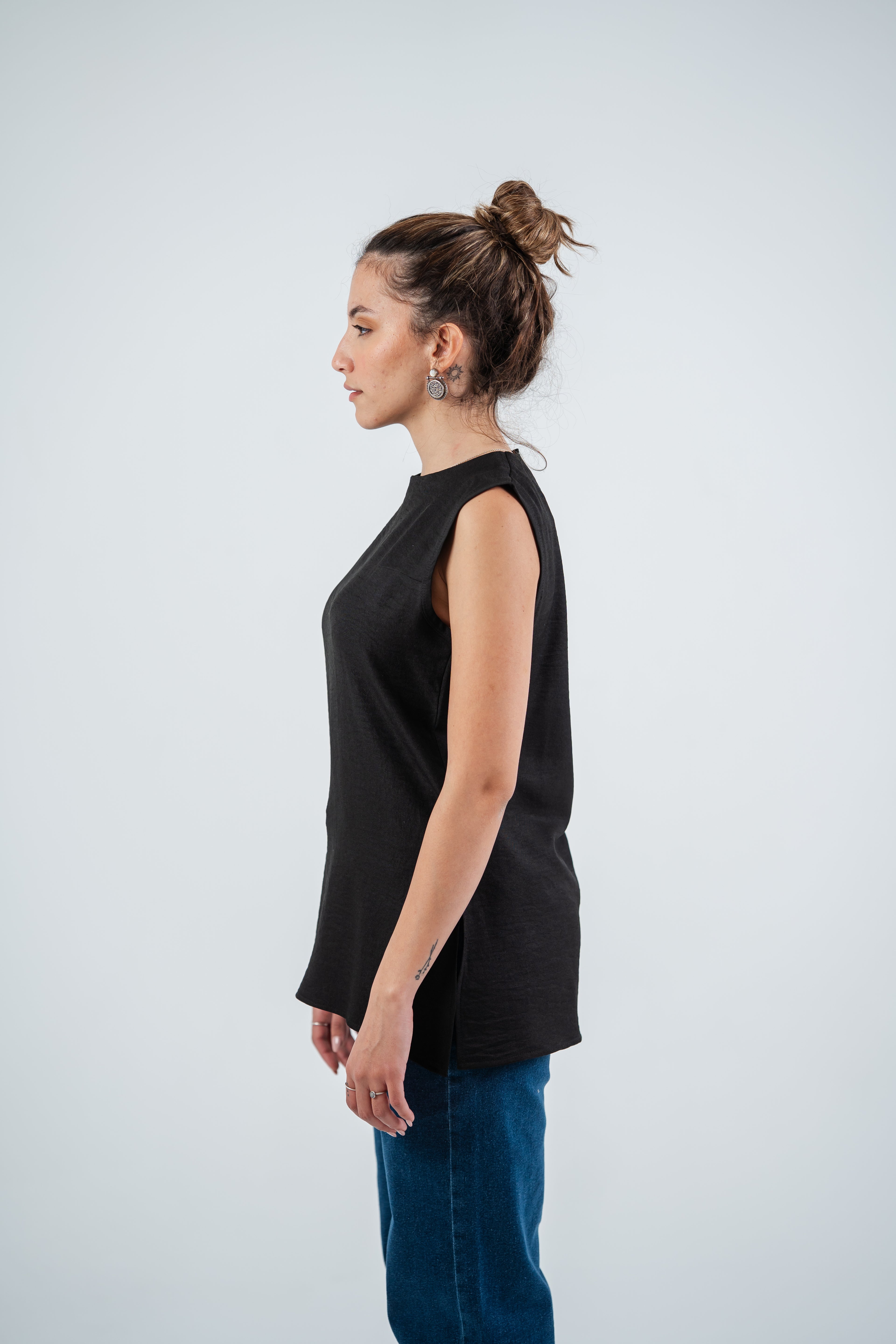THE BASIC LINEN TOP