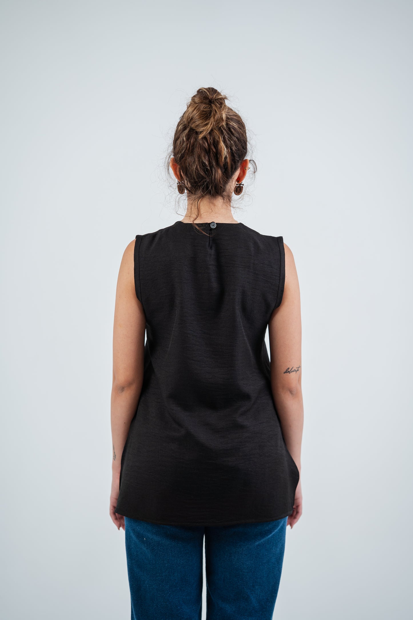 THE BASIC LINEN TOP