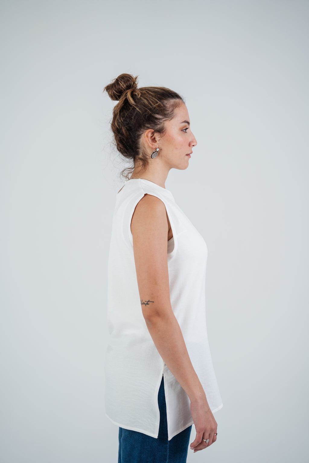 THE BASIC LINEN TOP
